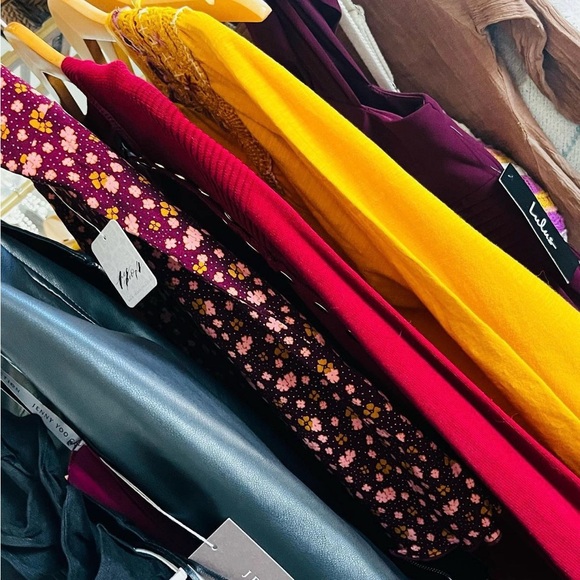 FLYER | like 🫶 to be alerted when I’m on live steam selling or silent - Picture 10 of 15